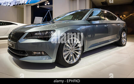 BERLIN - 02 MAI 2015 : Exposition. Grande famille voiture Skoda Superb (troisième génération). Produite depuis 2015. Banque D'Images