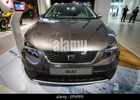 BERLIN - 02 MAI 2015 : Exposition. Crossover Seat Leon X-PERIENCE. Produite depuis 2014. Banque D'Images