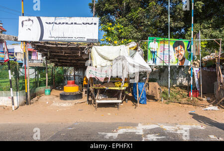 Vie locale : typique de la route délabrée stand vendant des fruits, scène de rue, Chennai, Tamil Nadu, Inde du sud Banque D'Images