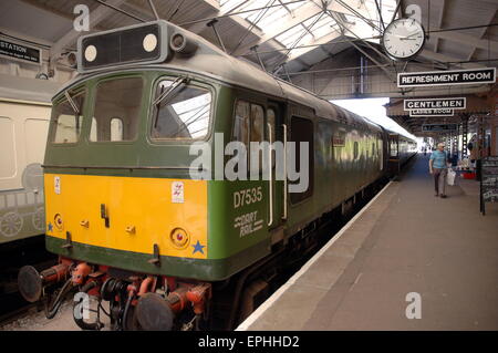 Locomotive diesel D7535 est vue ici dans Kingswear Gare sur la ligne de la vallée de l'EICC dans le sud du Devon. Banque D'Images