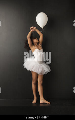 Jolie petite danseuse de ballet avec le ballon Banque D'Images