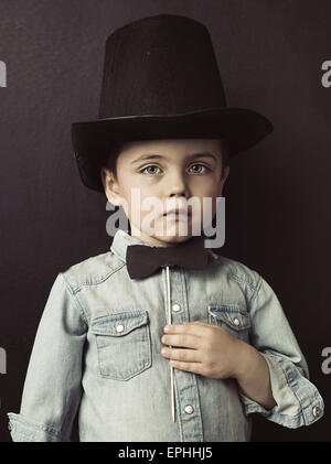 Portrait d'un petit homme sérieux Banque D'Images