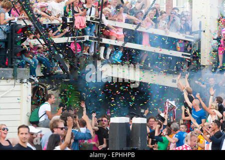 Amsterdam Gay Pride Parade du canal sur la rivière Amstel sous le pont Magere Brug ou Skinny avec foule de spectateurs Banque D'Images