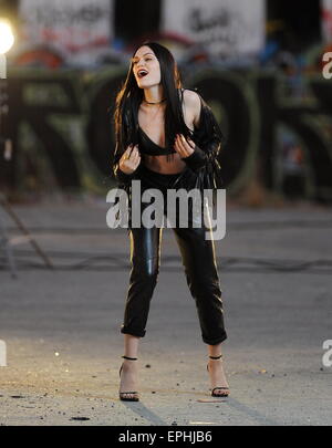 La chanteuse britannique Jesse J porter tout cuir noir pour son dernier film 'Masterpiece' le tournage dans le centre-ville de Los Angeles CA. Avec : Jesse J,Jessie J Où : Los Angeles, California, United States Quand : 13 novembre 2014 Crédit : Cousart JFXimages/WENN.com/ Banque D'Images