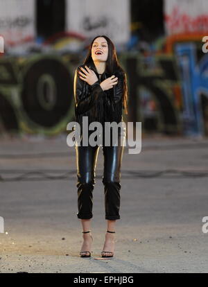 La chanteuse britannique Jesse J porter tout cuir noir pour son dernier film 'Masterpiece' le tournage dans le centre-ville de Los Angeles CA. Avec : Jesse J,Jessie J Où : Los Angeles, California, United States Quand : 13 novembre 2014 Crédit : Cousart JFXimages/WENN.com/ Banque D'Images