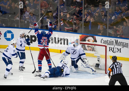 16 mai 2015 : New York Rangers Dominic Moore (28 centre) célèbre après avoir marqué le but gagnant de jeu sur le Lightning de Tampa Bay Le gardien Ben Bishop (30) au cours de jeu un des Finales de Conférence de l'Est les éliminatoires de la Coupe Stanley entre les Rangers de New York et le Lightning de Tampa Bay au Madison Square Garden, à Manhattan, New York . Les Rangers de New York à l'encontre du Lightning de Tampa Bay 2-1. Crédit obligatoire : Kostas Lymperopoulos/CSM Banque D'Images