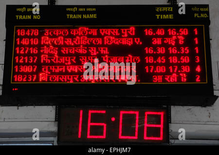 Informations de départ et d'arrivée à la gare d'Agra Cantt à Agra, Uttar Pradesh, Inde. Banque D'Images