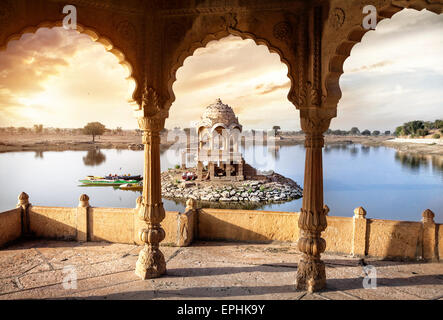 Arches et temple de Gadi Sagar Lake at sunset sky à Jaisalmer, Rajasthan, India Banque D'Images