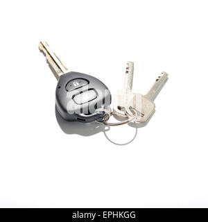 Clés et clé de voiture isolé sur fond blanc Banque D'Images