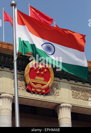 Beijing, Chine, Chine. 15 mai, 2015. Drapeau national de l'Inde survole une cérémonie de bienvenue pour le Premier Ministre indien Narendra Modi, le Premier ministre chinois Li Kiqiang dans le Grand Hall du Peuple à Beijing le 15 mai 2015. Modi est sur une visite de trois jours en Chine, les deux pays cherchent à renforcer leurs liens économiques. Les dirigeants des deux pays les plus peuplés devraient signer d'une valeur de milliards de dollars, malgré la persistance des conflits territoriaux. © Stephen Shaver/ZUMA/Alamy Fil Live News Banque D'Images