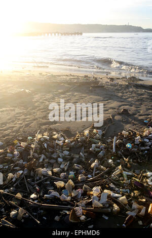 Déchets en plastique et autres déchets sur la plage urbaine à Sumatra, Indonésie Banque D'Images