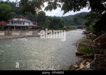 Rivière qui traverse Bahorok Bukit Lawang à Sumatra, Indonésie Banque D'Images