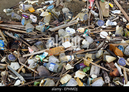 Déchets en plastique et autres déchets sur la plage urbaine à Sumatra, Indonésie Banque D'Images