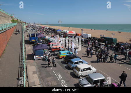 Brighton, UK. 17 mai, 2015. La 30e London-Brighton Mini Run assemble le long du front de mer de Brighton. Plus de 2000 voitures a terminé le rallye et ont été rejoints par de nombreux amateurs de mini local. Crédit : Chris Poole/Alamy Live News Banque D'Images