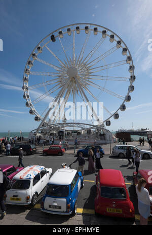 Brighton, UK. 17 mai, 2015. La 30e London-Brighton Mini Run assemble le long du front de mer de Brighton. Plus de 2000 voitures a terminé le rallye et ont été rejoints par de nombreux amateurs de mini local. Crédit : Chris Poole/Alamy Live News Banque D'Images