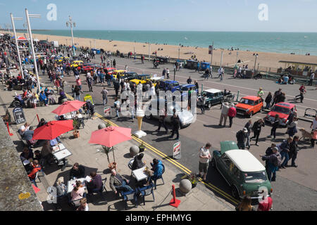 Brighton, UK. 17 mai, 2015. La 30e London-Brighton Mini Run assemble le long du front de mer de Brighton. Plus de 2000 voitures a terminé le rallye et ont été rejoints par de nombreux amateurs de mini local. Crédit : Chris Poole/Alamy Live News Banque D'Images