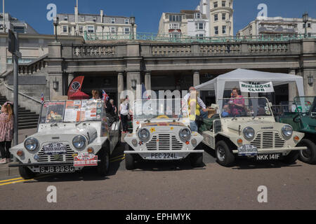 Brighton, UK. 17 mai, 2015. La 30e London-Brighton Mini Run assemble le long du front de mer de Brighton. Plus de 2000 voitures a terminé le rallye et ont été rejoints par de nombreux amateurs de mini local. Crédit : Chris Poole/Alamy Live News Banque D'Images