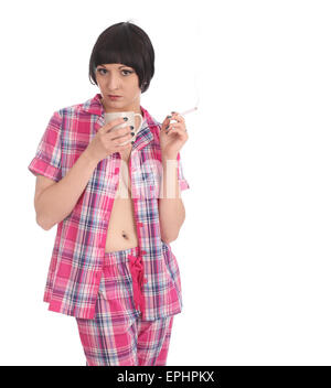 Mai 2015 - belle jeune femme en pyjama traditionnel relaxant et avoir une cigarette Banque D'Images