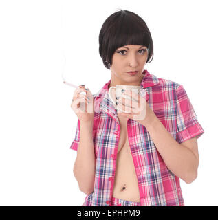 Mai 2015 - belle jeune femme en pyjama traditionnel relaxant et avoir une cigarette Banque D'Images