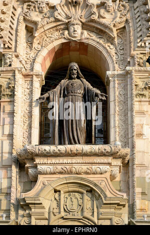 Statue du Christ sur la façade de la cathédrale sur la Plaza Mayor et la Plaza de Armas, UNESCO World Heritage, Lima, Pérou Banque D'Images