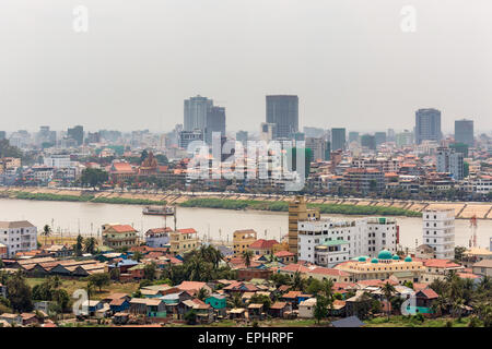 Skyline, vue sur la ville, la rivière Tonle Sap, Phnom Penh, Cambodge Banque D'Images