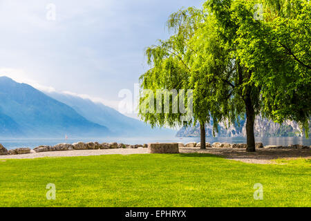 Un matin de printemps au lac de Garda, Italie Banque D'Images