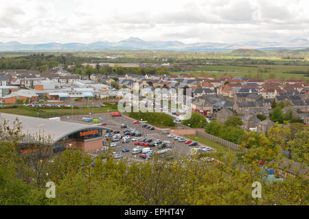 Avis de Raploch, régénération - magasin Sainsburys et Ben Lomond et les Trossachs prises à partir de la colline de Gowan, Stirling, Scotland, UK Banque D'Images