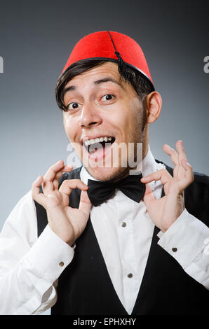 Homme portant un chapeau traditionnel turc Fès Banque D'Images