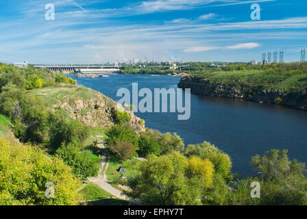 Vue sur la station hydroélectrique barrage (plus grande centrale hydroélectrique sur le Dniepr) et de la zone industrielle de Zaporizhia Banque D'Images