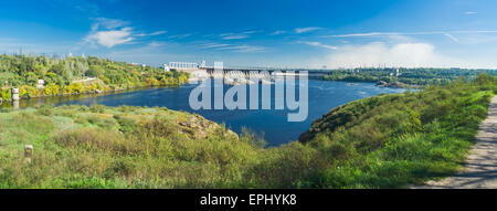 Vue depuis l'île Khortytsia Centrale hydroélectrique de (la plus grande centrale hydroélectrique sur le Dniepr), Berovo Banque D'Images