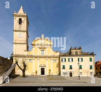 La façade de San Sebastiano et Maria Asssunta tourné sur l'église de printemps lumineux lumière, Vezzano Ligure, Italie Banque D'Images