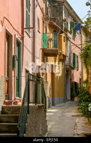 Voir de vieilles maisons sur la pente étroite lane, dans le village médiéval, tourné sur une journée de printemps ensoleillée, Portovenere, italie Banque D'Images