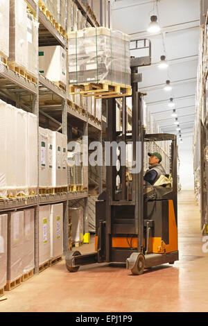 Forklift in warehouse Banque D'Images