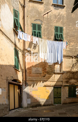 Voir l'ancienne façade d'étendre le linge traditionnel au soleil , Sarzana, Italie Banque D'Images