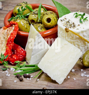 Le fromage et les olives Banque D'Images