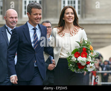 Hambourg, Allemagne. 19 mai, 2015. Frederik, Prince héritier du Danemark, et de son épouse Mary arrivent à l'hôtel de ville de Hambourg, Allemagne, 19 mai 2015. Le couple est en visite de travail à l'Allemagne intitulé 'Danish vivante" jusqu'au 21 mai 2015. PHOTO : CHRISTIAN CHARISIUS/dpa/Alamy Live News Banque D'Images