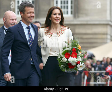 Hambourg, Allemagne. 19 mai, 2015. Frederik, Prince héritier du Danemark, et de son épouse Mary arrivent à l'hôtel de ville de Hambourg, Allemagne, 19 mai 2015. Le couple est en visite de travail à l'Allemagne intitulé 'Danish vivante" jusqu'au 21 mai 2015. PHOTO : CHRISTIAN CHARISIUS/dpa/Alamy Live News Banque D'Images