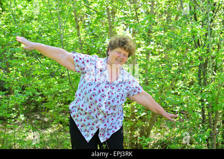 Young woman doing exercises dans une nature Banque D'Images