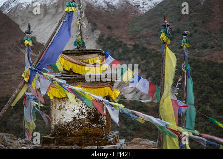 Drapeaux de prière au-dessus du village de Pangboche, dans la région de l'Everest Népal Banque D'Images