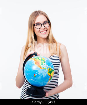 Jeune fille dans les verres holding globe sur fond gris et looking at camera Banque D'Images