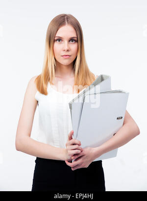 Young business woman holding folders sur fond gris et looking at camera Banque D'Images