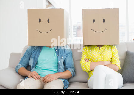 L'équipe de jeunes créateurs with boxes on head Banque D'Images