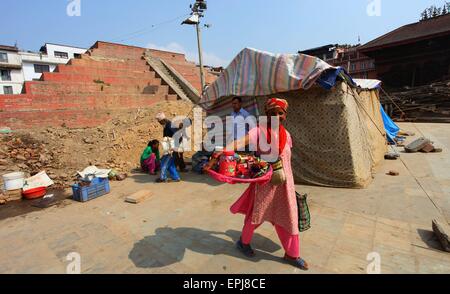 Katmandou, Népal. 19 mai, 2015. Une femme marche de son installation temporaire à Katmandou, capitale du Népal, le 19 mai 2015. Népalais sont normaliser leur vie quotidienne après les tremblements de terre massifs. Credit : Sunil Sharma/Xinhua/Alamy Live News Banque D'Images