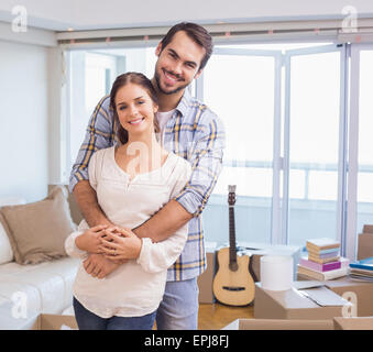 Cute couple hugging and smiling at camera Banque D'Images