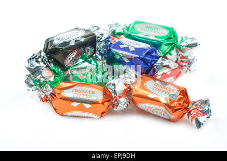 Assortiment de caramels saveur en emballages colorés Banque D'Images