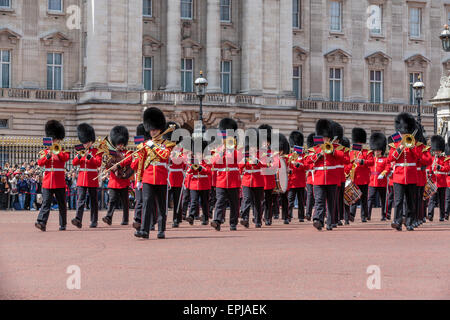 Une image de paysage de la bande des Coldstream Guards marchant depuis Buckingham Palace, Londres, Angleterre Royaume-Uni Banque D'Images