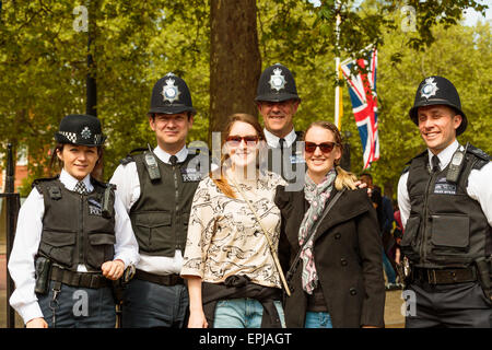 Metropolitan Police posant avec les touristes pour une photo à Londres Angleterre Royaume-uni Banque D'Images