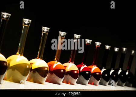 Différentes couleurs et types de vins dans des grosses bouteilles sur fond noir Banque D'Images