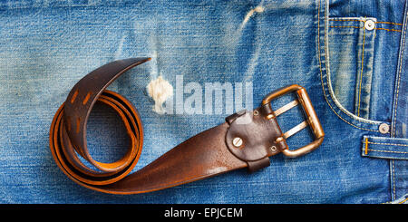 Ceinture vintage sur de vieux blue-jeans Banque D'Images