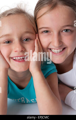 Portrait de deux sœurs blondes sur fond blanc Banque D'Images